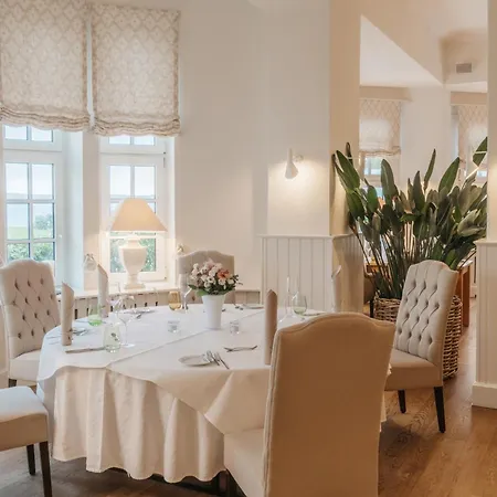 格吕克斯堡斯滕德酒店 4*