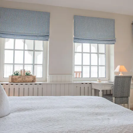 格吕克斯堡斯滕德酒店 4*